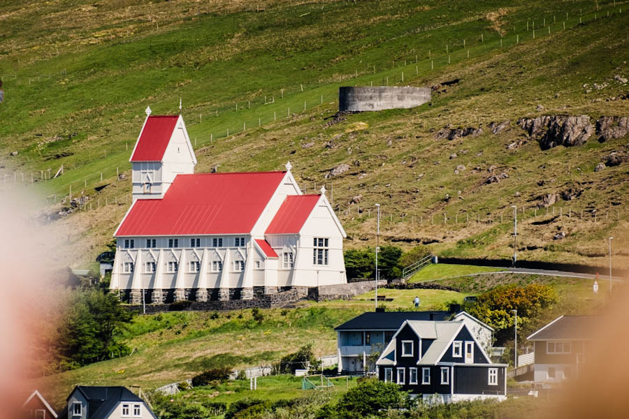 Mooiste kerken op de Faeroer eilanden Tvoroyri church Suduroy - Reislegende.nl