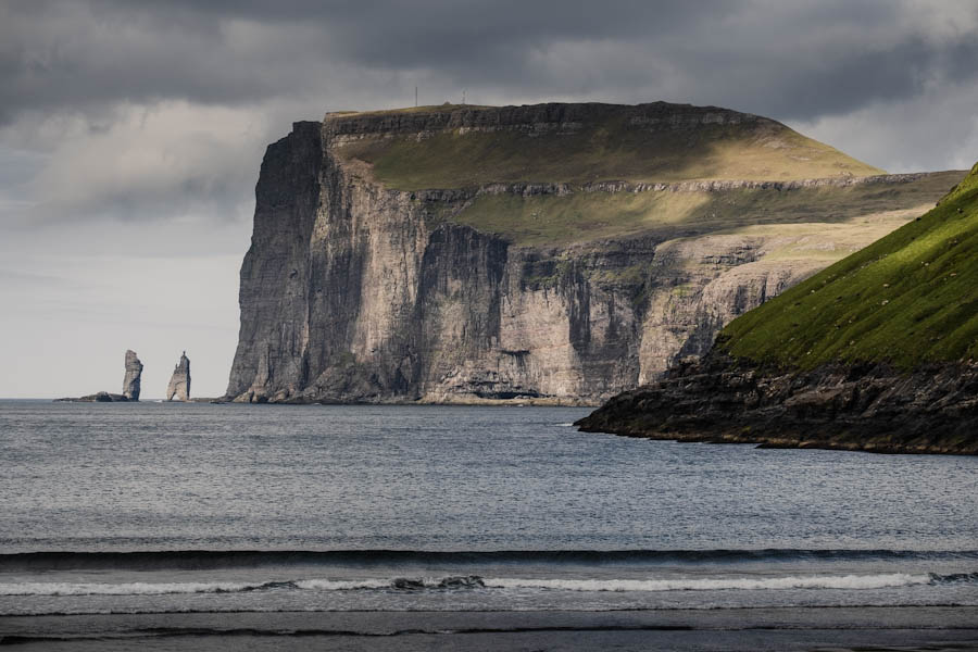 Risin og Kellingin Eysturoy gezien vanuit Tjornuvik Faeroer eilanden - Reislegende.nl