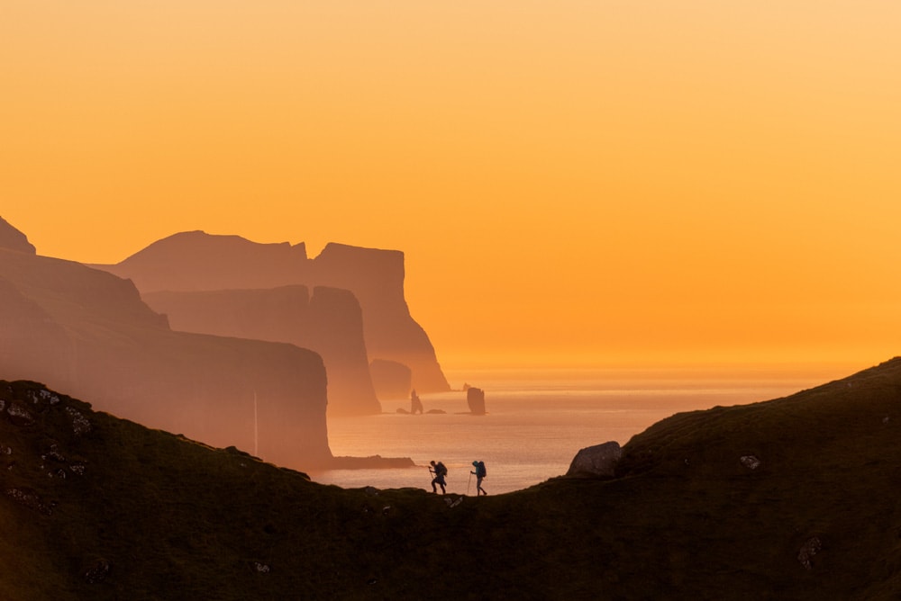 Kalsoy zicht op Risin og Kellingin Eysturoy Faeroer eilanden - Reislegende.nl