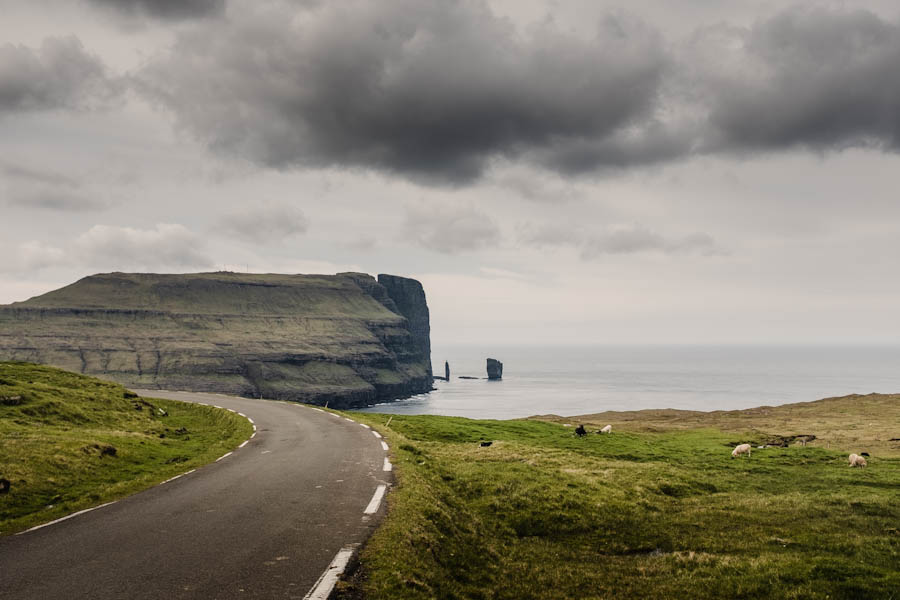 Risin og Kellingin viewpoint op Eysturoy Faeroer eilanden - Reislegende.nl