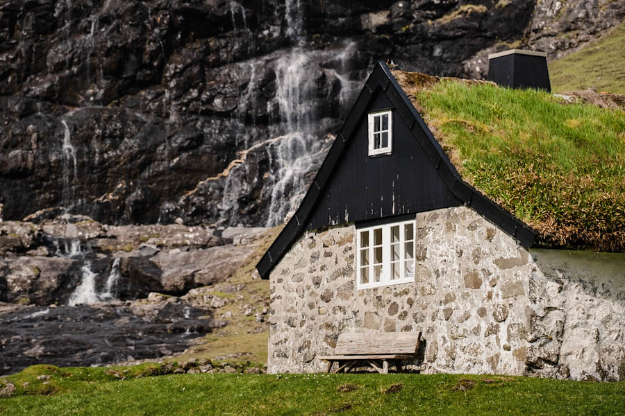 Waterval van Saksun Streymoy Faeröer eilanden - Reislegende.nl