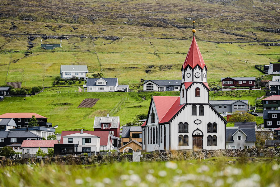 Sandavags kirkja Sandavagur church Vagar mooie kerken op de Faeroer eilanden - Reislegende.nl