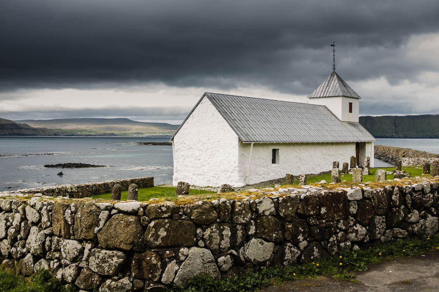 St Olavs Church Olavskirkjan Kirkjubour mooie kerkjes op de Faeroer eilanden - Reislegende.nl