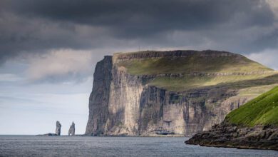 Tjornuvik zicht op Risin og Kellingin Eysturoy Faeroer eilanden - Reislegende.nl