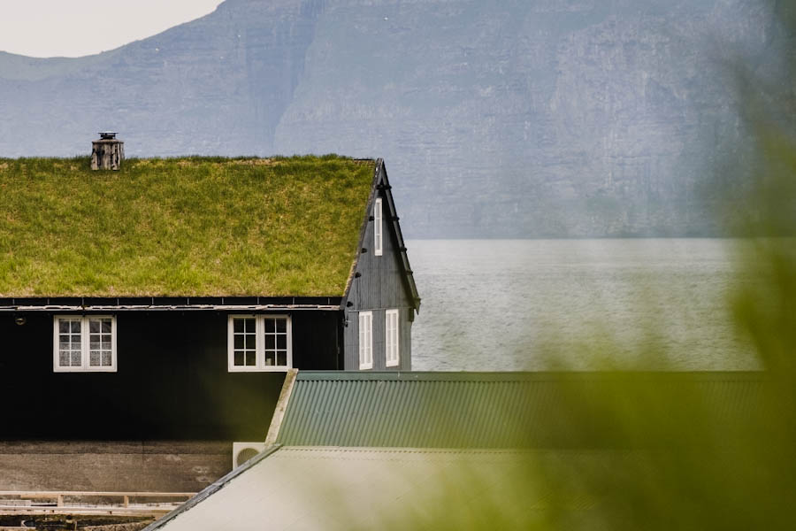 Traditionele Faeroer huizen in Gjogv Eysturoy Faeroer eilanden - Reislegende.nl