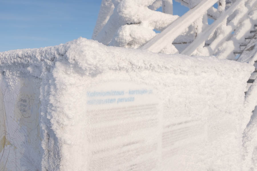 Finland Saariselka Kaunispaan kolmiomittaustorni uitkijktoren bij sleebaan toboggan - Reislegende.nl