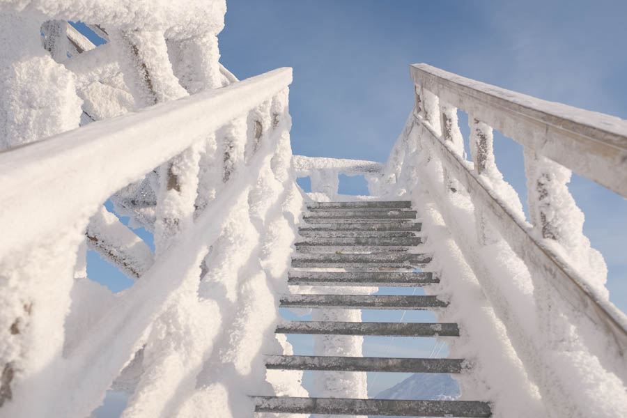 Finland Saariselka Kaunispaan kolmiomittaustorni uitkijktoren bij toboggan slope - Reislegende.nl