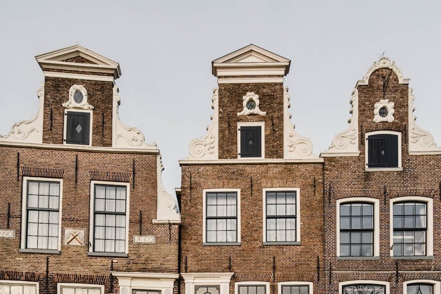 Grachtenpanden drie naast elkaar gelegen rijksmonumenten in Blokzijl Reislegende