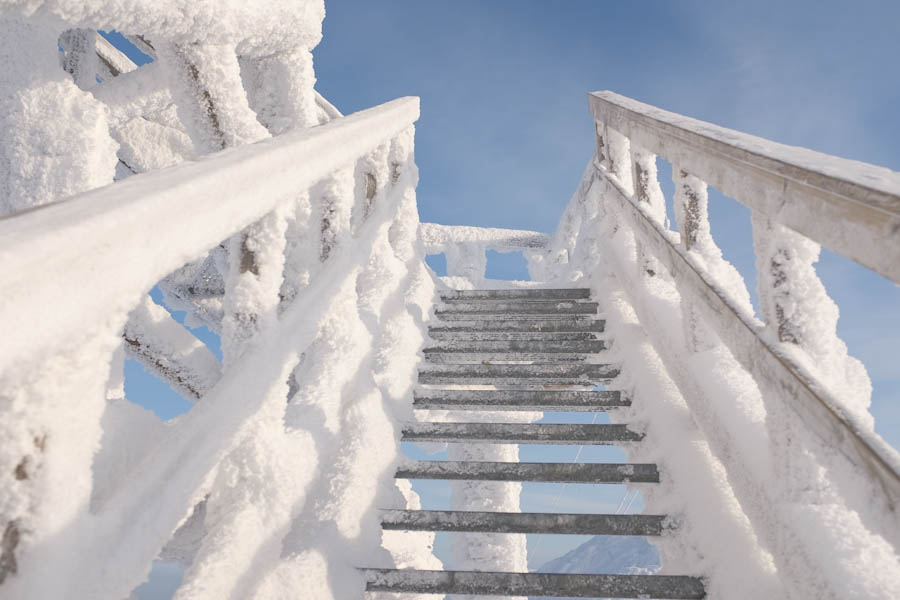 Kaunispaa uitkijktoren op heuvel in Saariselka Finland Lapland - Reislegende.nl