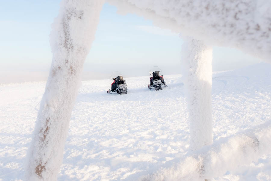 Met sneeuwscooter naar Kaunispaa fell Kaunispaa Triangulation Tower Saariselka Fins Lapland - Reislegende.nl