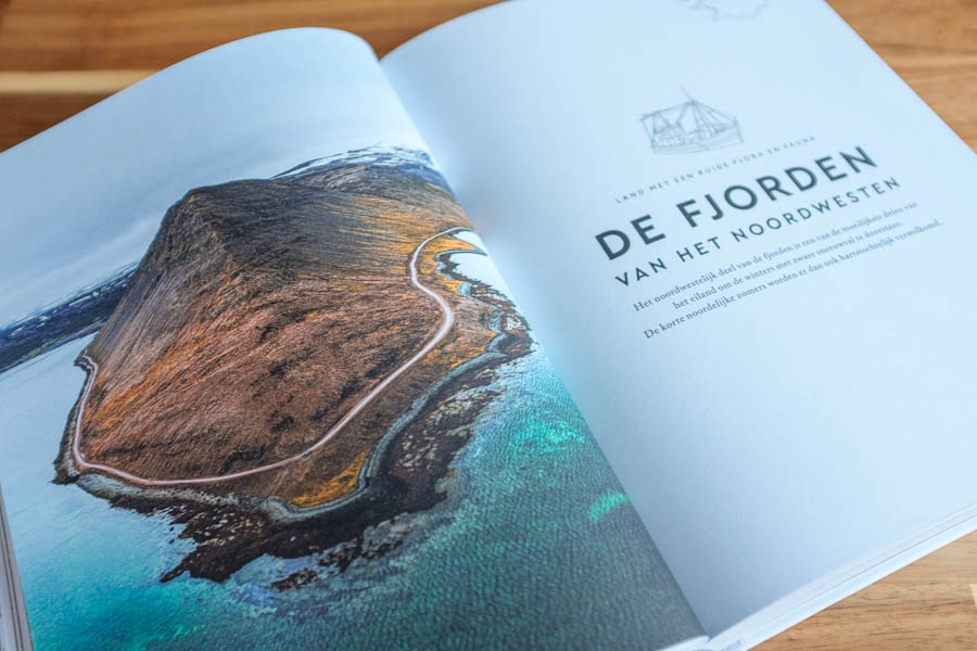 Review koffietafelboek IJsland kleine atlas voor hedonisten - Reislegende.nl