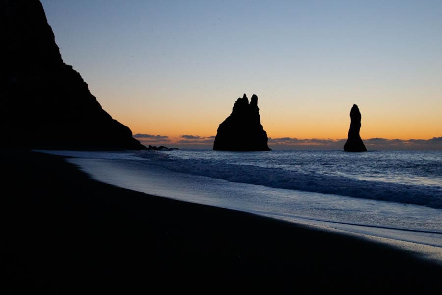 Zonsopkomst op Reynisfjara black sand beach Vík í Mýrdal IJsland - Reislegende.nl