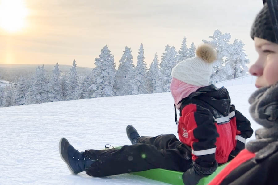 Fins Lapland Pulkkamaki toboggan slope Saariselka toboggan sleebaan met kinderen tips - Reislegende.nl