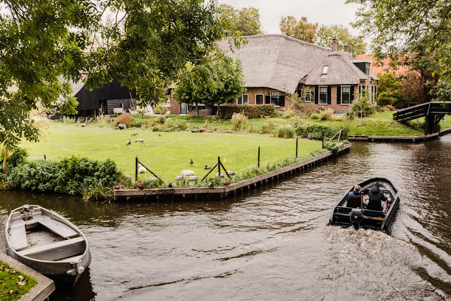 Wat te zien in Giethoorn bootje huren - Reislegende.nl