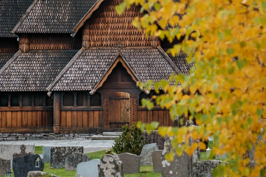 Grootste staafkerk van Noorwegen staafkerk van Heddal in Notodden Telemark - Reislegende.nl
