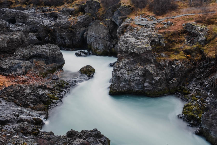 Hraunfossar en Barnafoss IJsland - Reislegende.nl