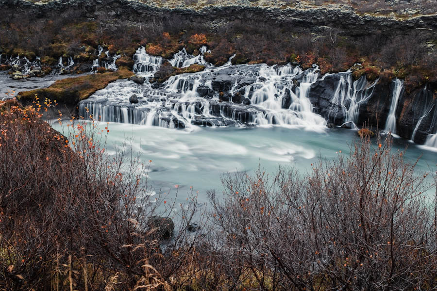Lavawatervallen Hraunfossar IJsland - Reislegende.nl