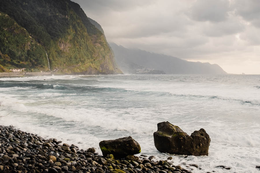 Kustlijn van São Vicente - Madeira, autoroute langs westkust van Funchal naar São Vicente - Reislegende.nl