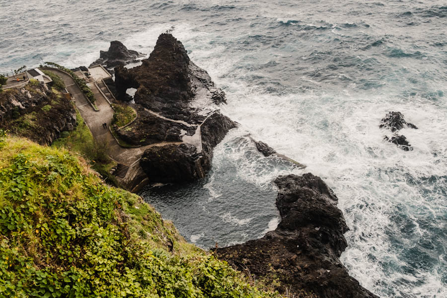 Seixal natural pool - Madeira, autoroute langs westkust van Funchal naar São Vicente - Reislegende.nl