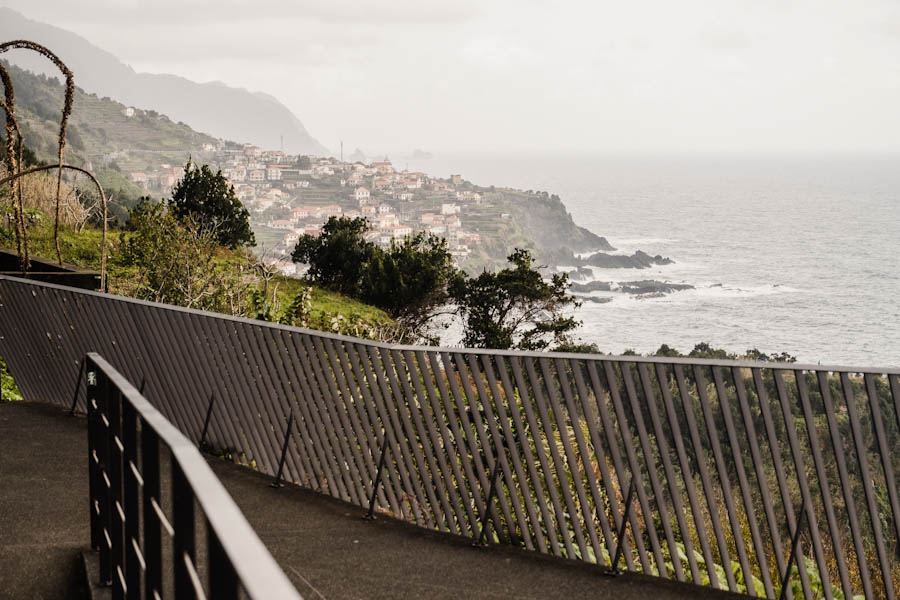 Miradouro do Véu da Noiva - Madeira, autoroute langs westkust van Funchal naar São Vicente - Reislegende.nl