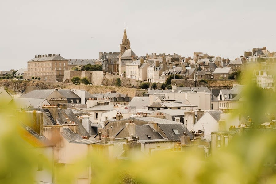 Zicht op La Haute-Ville vanuit Granville Cotentin Normandie Frankrijk - Reislegende.nl