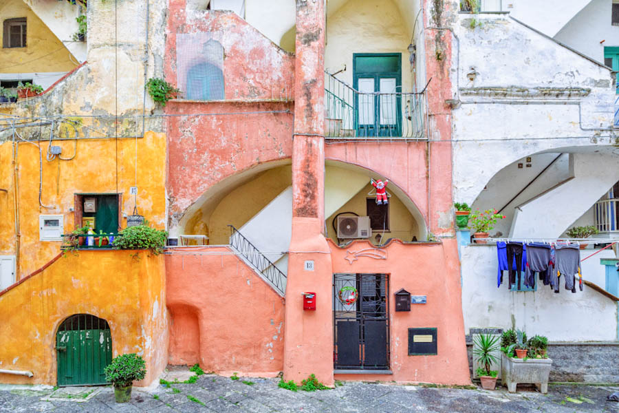 Procida filmlocaties Generazione 56K Casale Vascello - Reislegende.nl