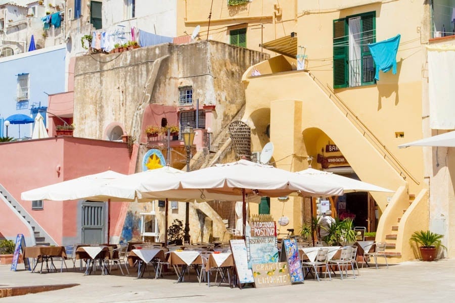 Filmlocaties op Procida Il Postino Vino e Cucina Marina Corricella - Reislegende.nl