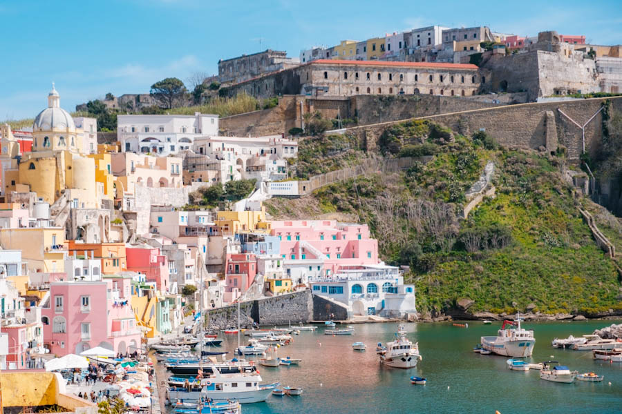 Procida filmlocaties Marina Corricella en Terra Murata - Reislegende.nl