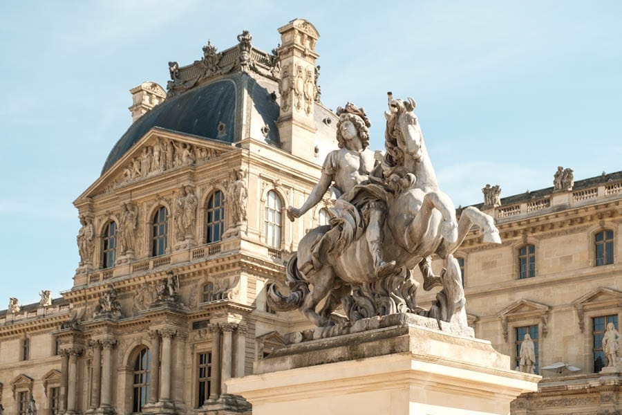 Net even andere foto’s maken van het Louvre in Parijs - Reislegende.nl
