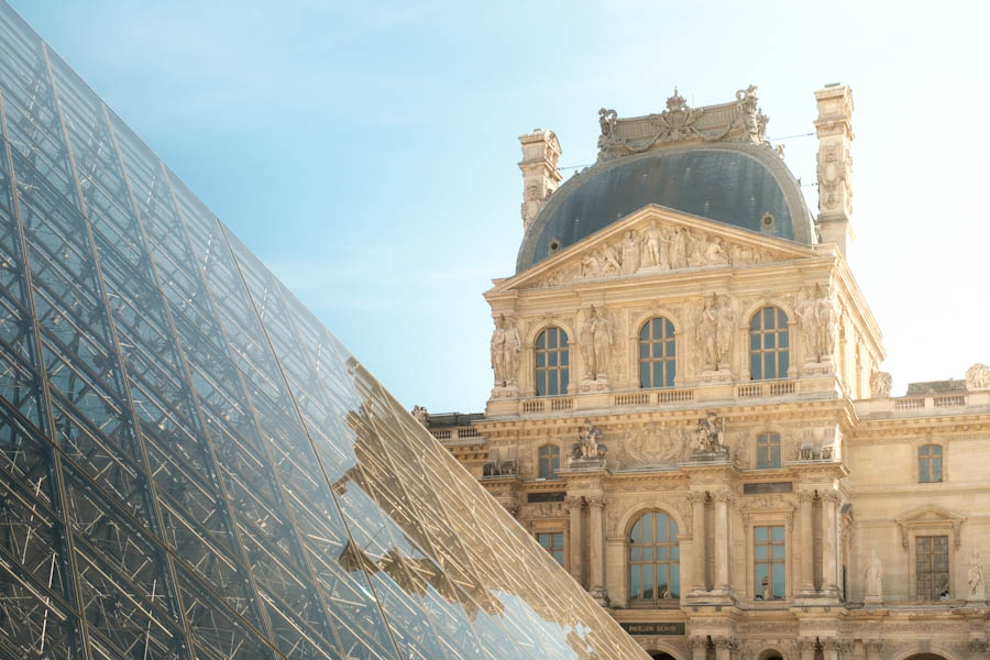 Fotograferen van Louvre bij warm licht - Reislegende.nl