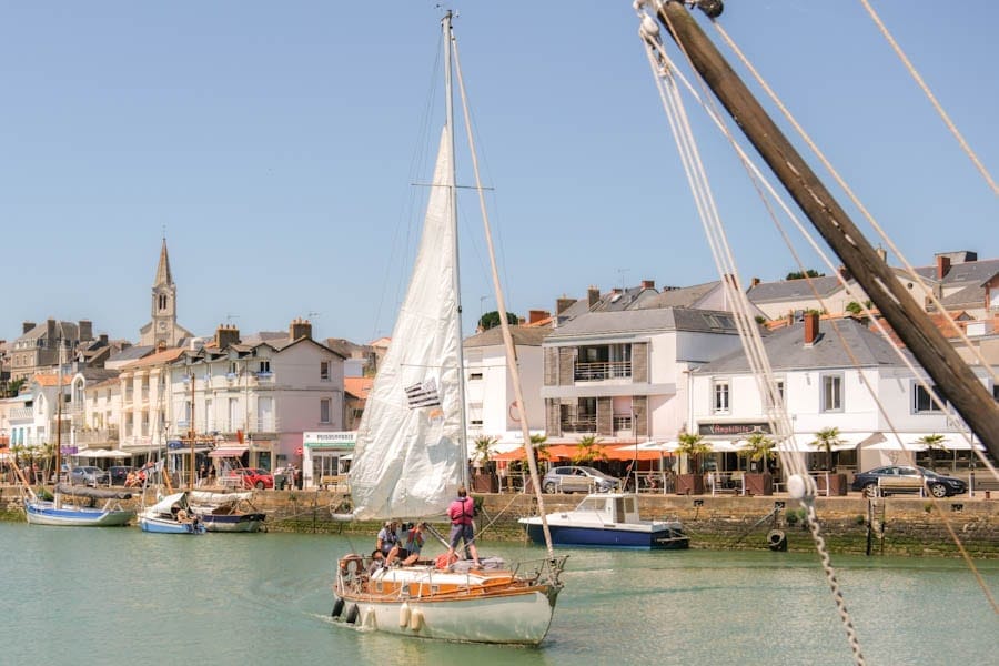 Zeilboot in de haven van Pornic Loire Atlantique mooie plaatsen langs kust Frankrijk - Reislegende.nl