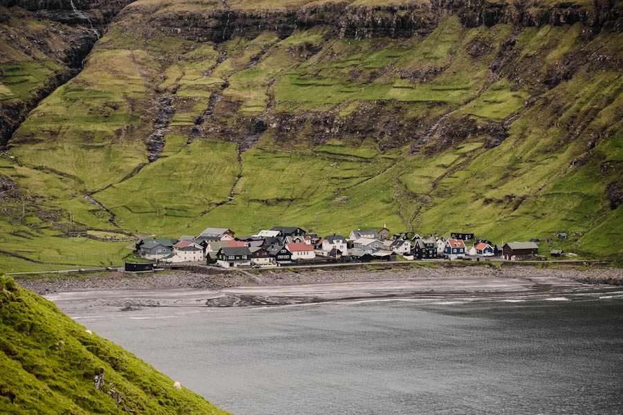 Faeröer eilanden Tjornuvik mooiste dorpen - Reislegende.nl