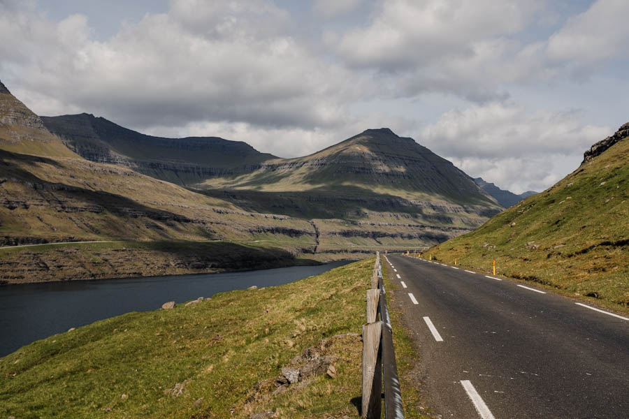 Funningsfjordur faeroer eilanden weg naar Elduvik Eysturoy - Reislegende.nl