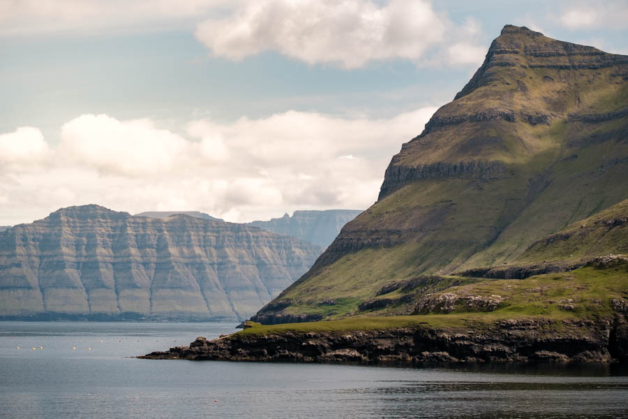 Funningsfjordur faeroer eilanden zicht op Kalsoy - Reislegende.nl