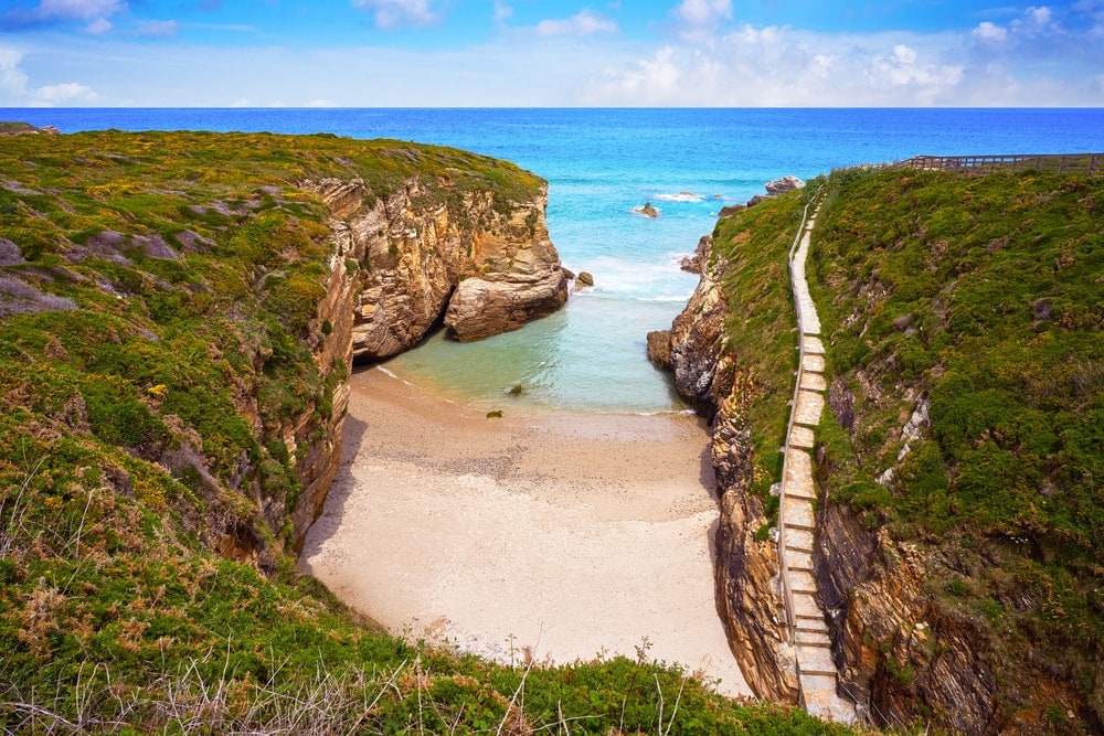 Playa de las Catedrales - Waar vind je mooie, minder bekende stranden van Spanje? - Reislegende.nl