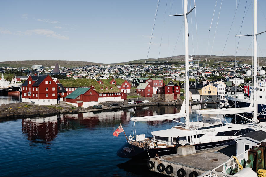 Tinganes en haven Torshavn bezienswaardigheden faeroer eilanden - Reislegende.nl