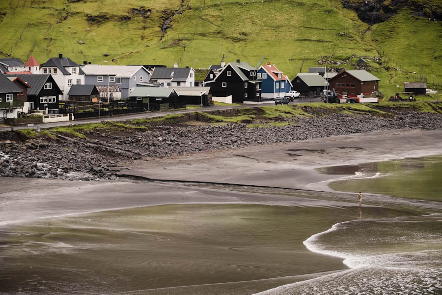 Tjornuvik strand Faeröer eilanden mooiste dorpen - Reislegende.nl