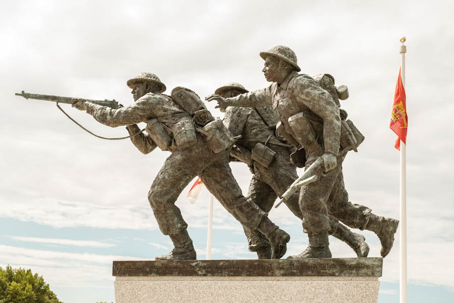 Beeld van invasie Williams Ellis British Normandy Memorial Normandie Frankrijk - Reislegende.nl