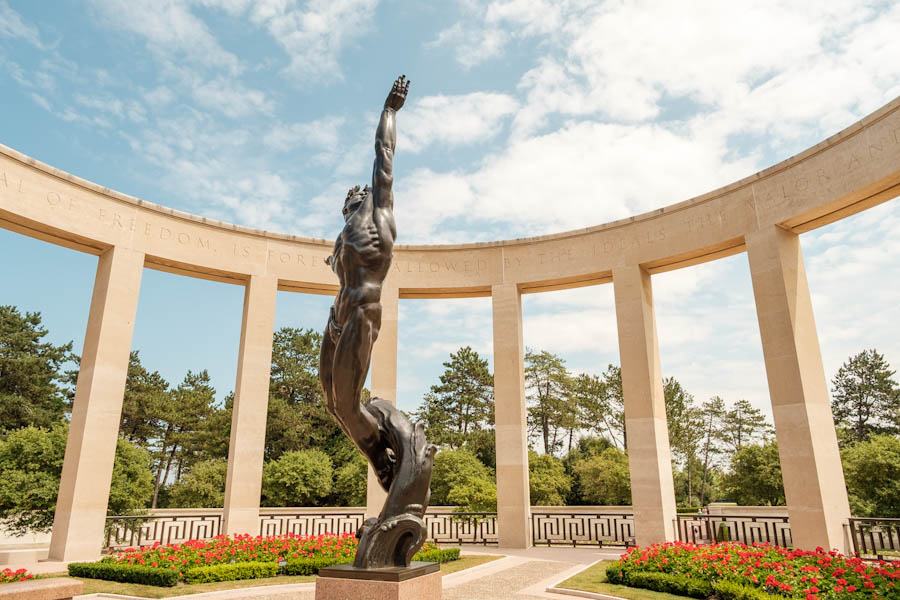 Walls of the Missing Normandy American Cemetery and Memorial Normandie Omaha Beach Frankrijk - Reislegende.nl