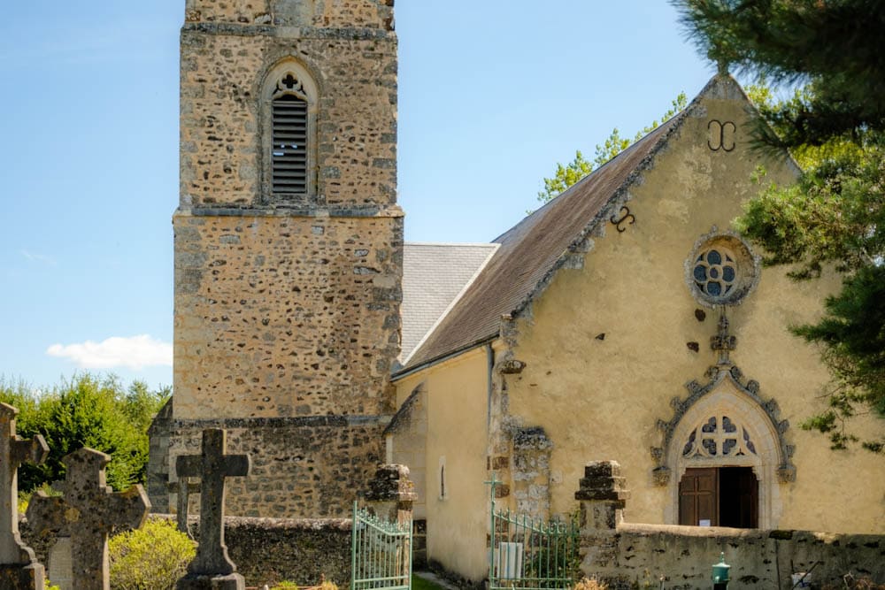 Eglise Notre Dame du Rosaire La Perriere mooie dorpen Orne bezienswaardigheden Normandie Frankrijk - Reislegende.nl