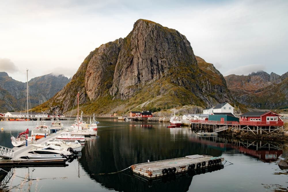 Hamnoy Lofoten omsloten haven - Reislegende.nl