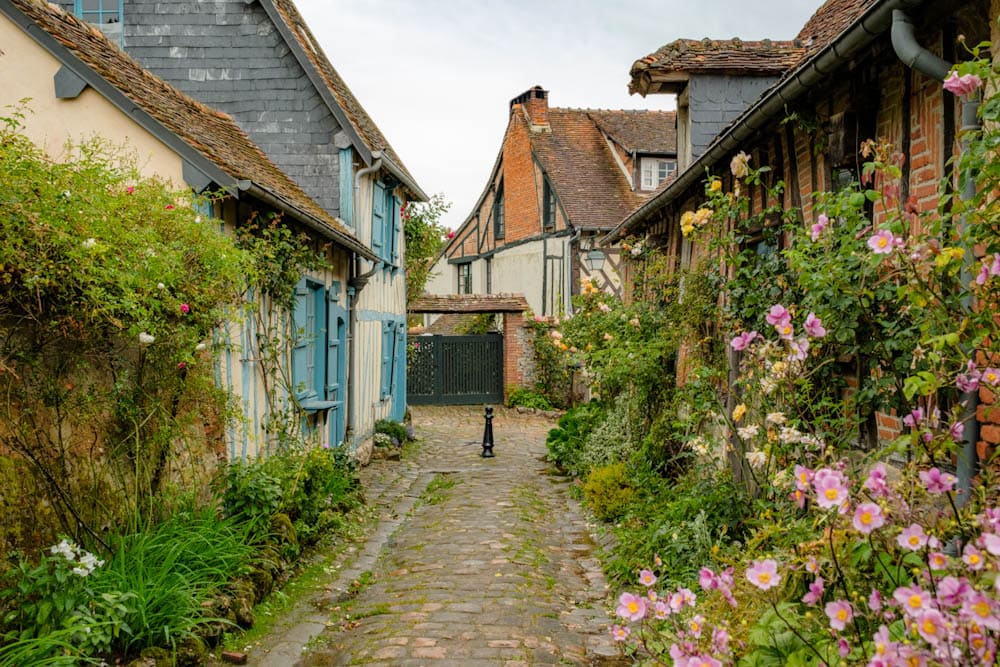 Mooiste straat van Gerberoy Rle Saint Amant Oise Picardie Frankrijk - Reislegende.nl