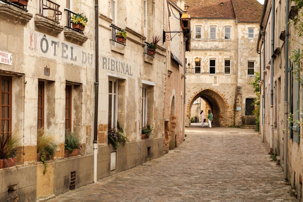 Mortagne au Perche Rue du Portail Saint Denis Orne Normandie Frankrijk - Reislegende.nl