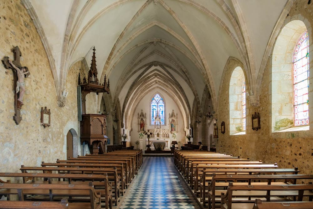 kerk van La Perriere Eglise Notre Dame du Rosaire Orne Normandie Frankrijk - Reislegende.nl