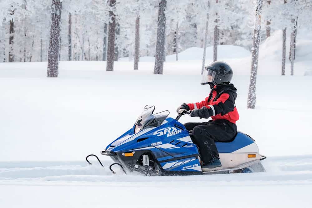Activiteit voor kinderen in Lapland mini sneeuwscooter - Reislegende.nl