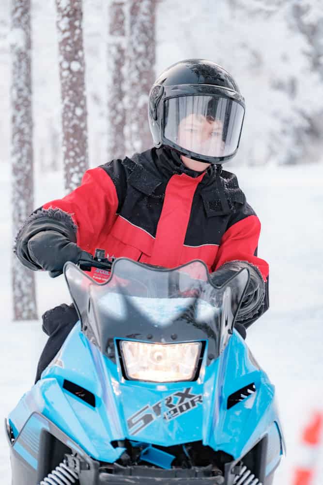 Mini sneeuwscooter voor kinderen in Lapland - Reislegende.nl