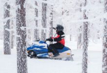 Rijden op mini sneeuwscooter voor kinderen in Lapland - Reislegende.nl