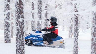 Rijden op mini sneeuwscooter voor kinderen in Lapland - Reislegende.nl