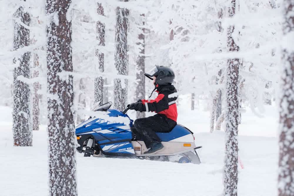 Rijden op mini sneeuwscooter voor kinderen in Lapland - Reislegende.nl