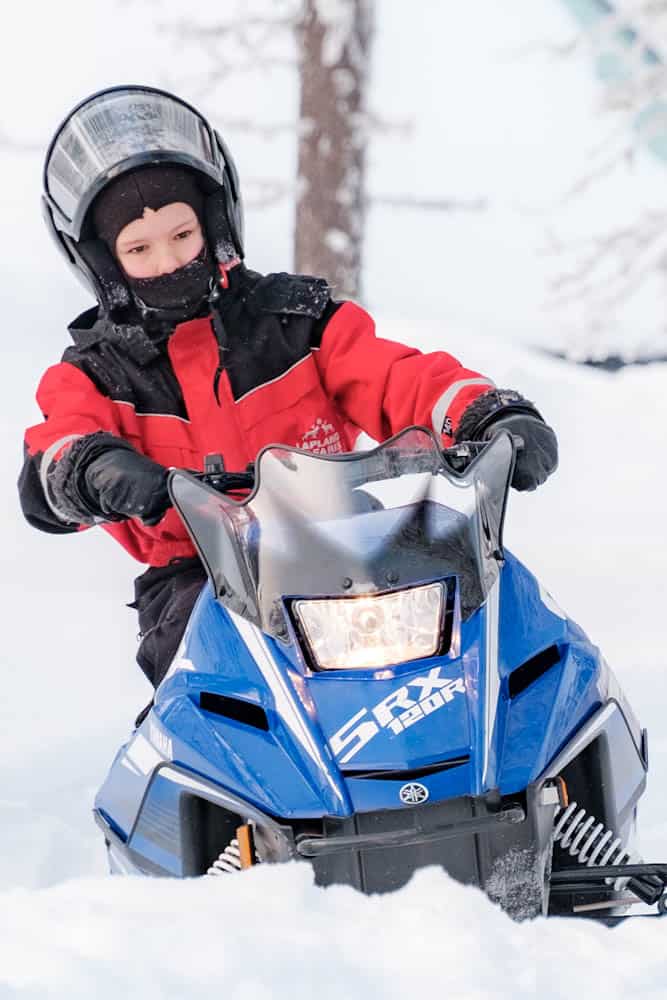 mini snowmobile voor kinderen in Lapland - Reislegende.nl